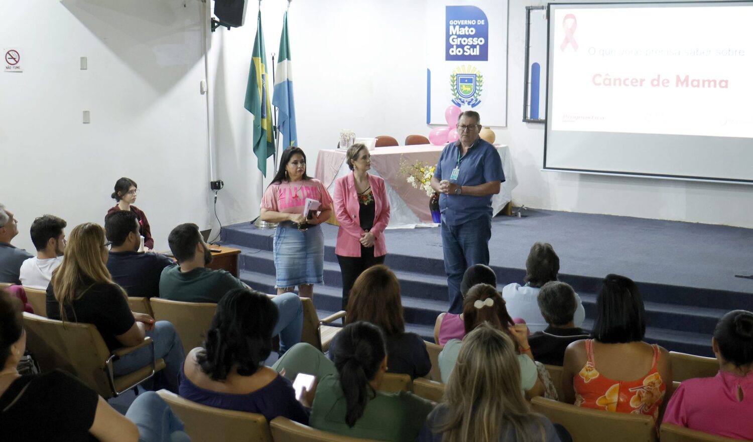 Servidores atentos a palestra 