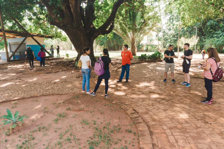 Durante o dia, eles visitam o Monumentos dos Desbravadores, o condomínio Village Paraty, Museu José Antônio Pereira e o condomínio Dahma