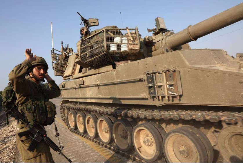 Soldado e tanque israelenses perto da cidade de Ashkelon.
