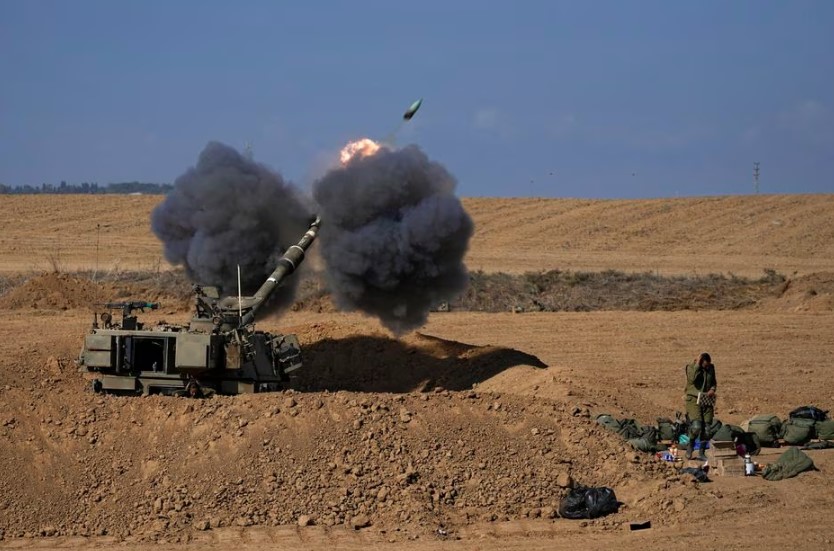 Unidade de artilharia fornecida pelos EUA a Israel lança projétil da fronteira contra Gaza.
