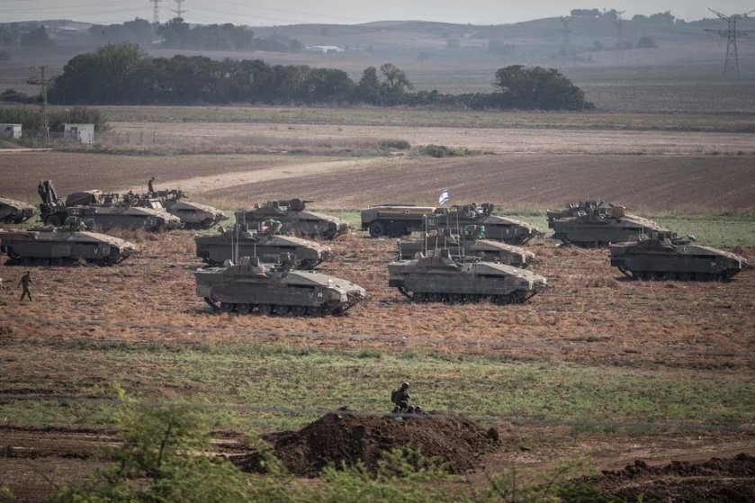 Tanques israelenses esperam o aval do exército para iniciarem a incursão terrestre na Faixa de Gaza.