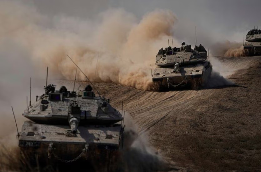 Tanques israelenses se movem em direção a fronteira de Israel com a Faixa de Gaza.