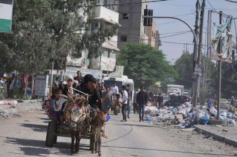 Civis palestinos da Faixa de Gaza saem do norte do enclave palestino para o sul após avisos das Forças de Defesa de Israel.