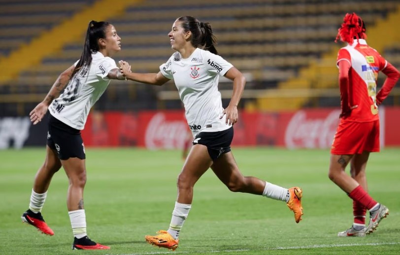 Corinthians encara o Internacional para chegar à decisão da Libertadores feminina.  