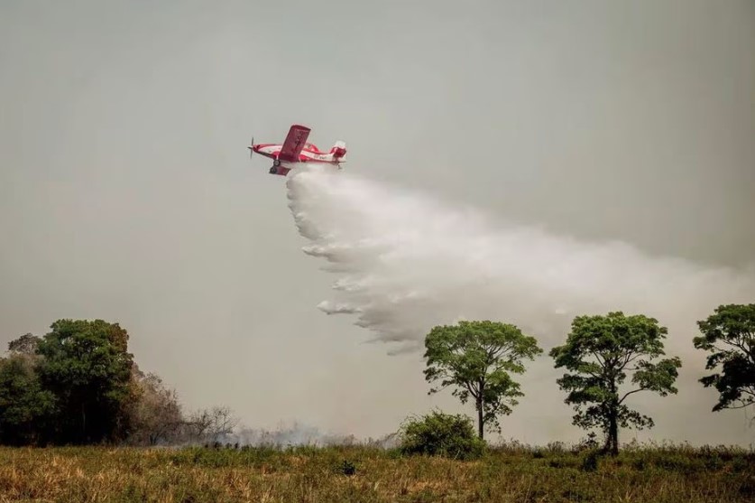 Corpo de Bombeiros usa avião para combater as chamas no Pantanal de Mato Grosso.
