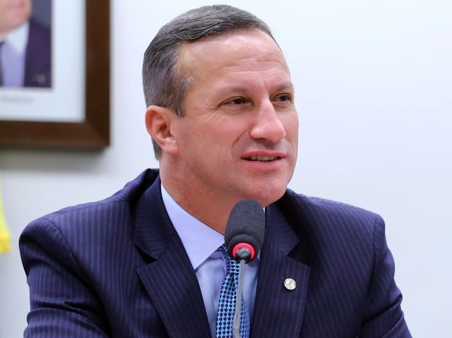 O presidente da Comissão de Segurança Pública, Sanderson, sorriu ao ler a justificativa da ausência de Dino. (Foto: Vinicius Loures/Agência Câmara)