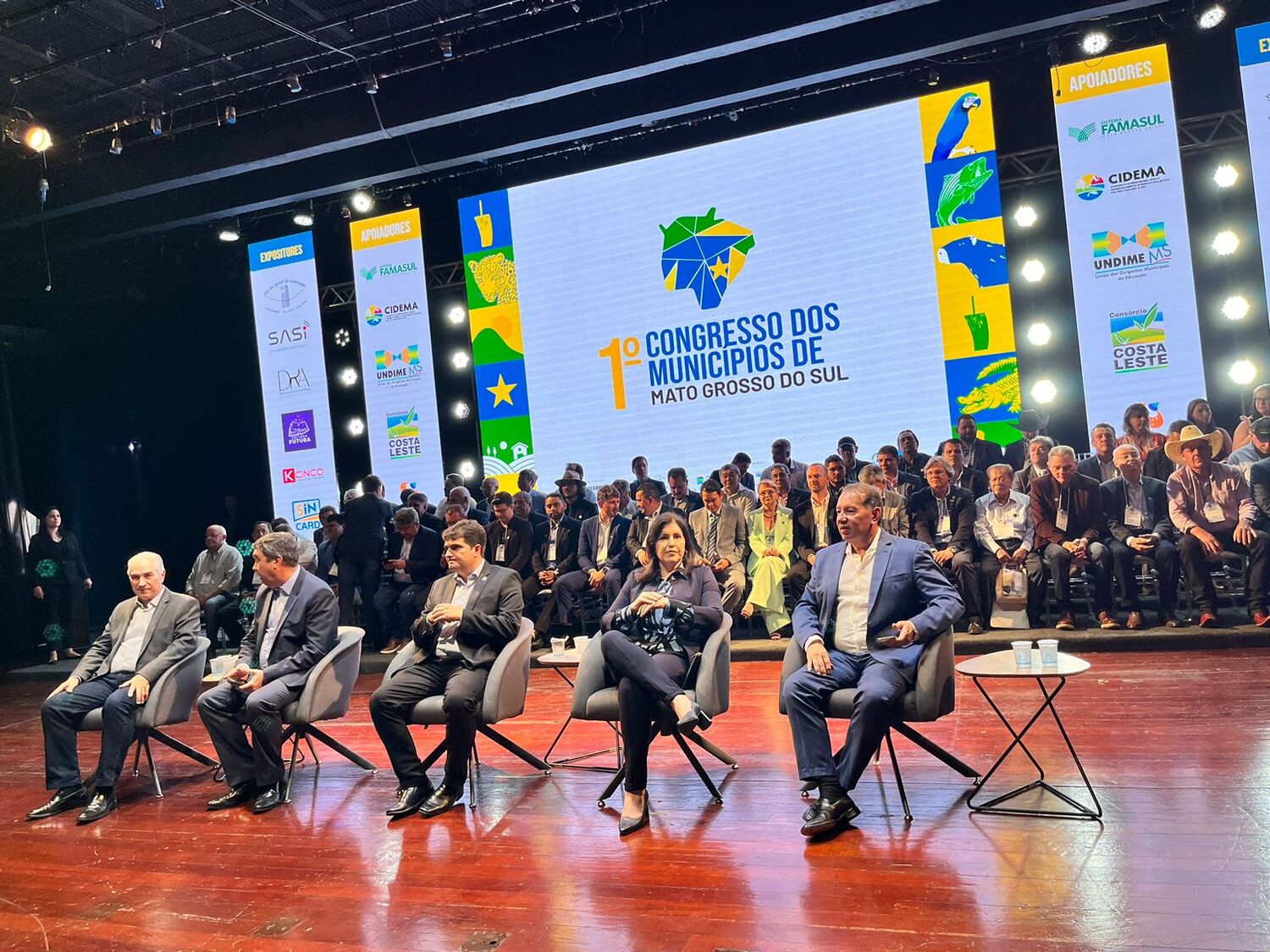 O ex-governador Reinaldo Azambuja, o governador Eduardo Riedel, o presidente da Assomadul Valdir Junior,  a ministra Simone Tebet e o Presidente da ALEMS Gerson Claro durante o congresso.