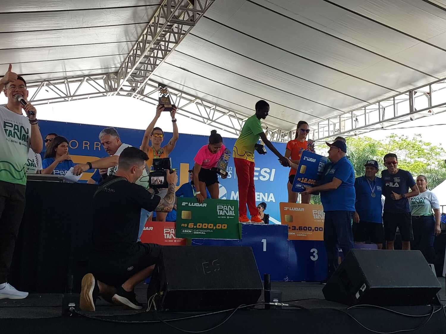 A queniana, Scholastica Jepkemboi, de 27 anos recebe sua premiação (Foto: Iury de Oliveira)
