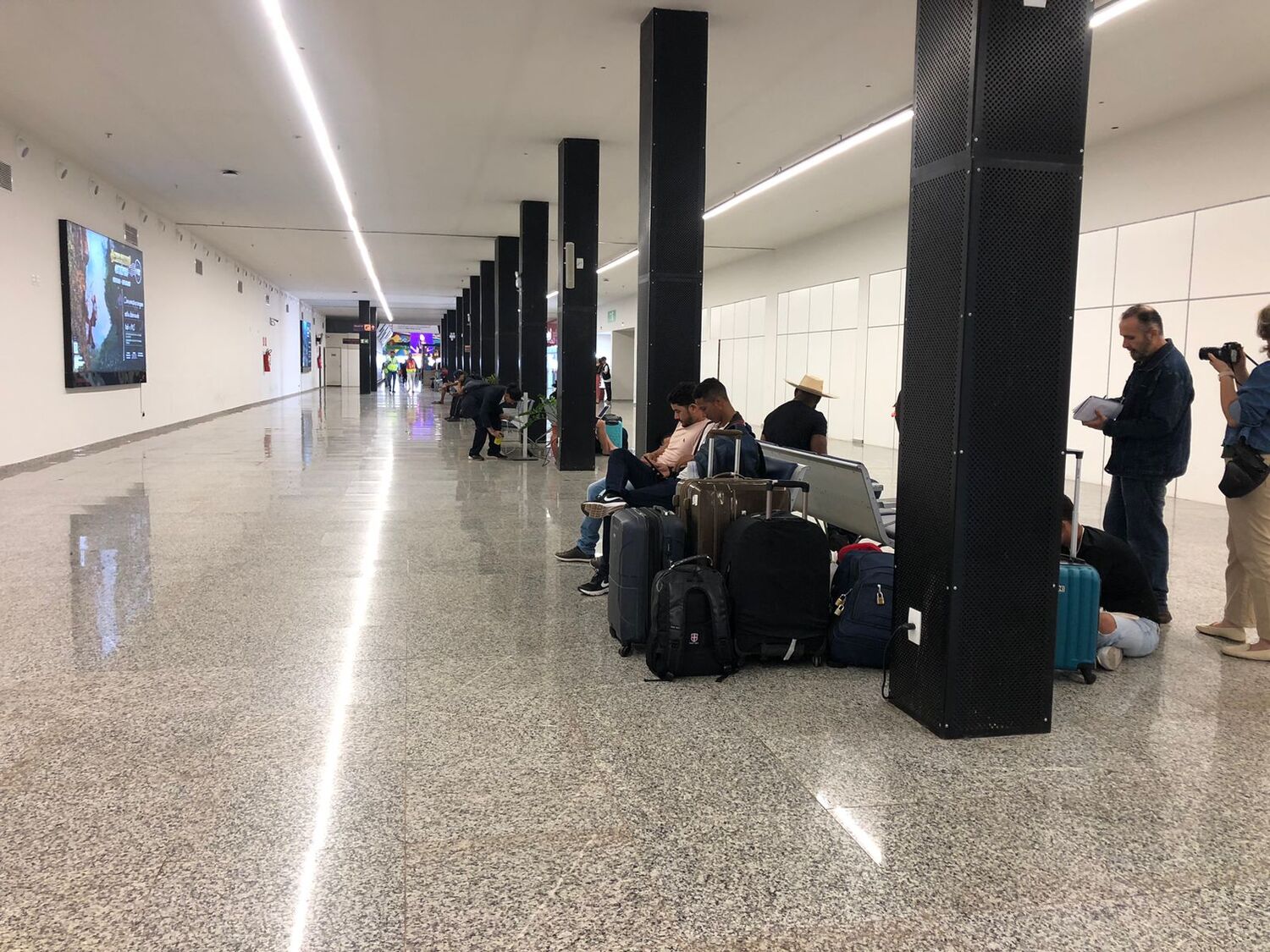 Pessoas aguardam no saguão do aeroporto (Foto: Sandra Salvatierre) 