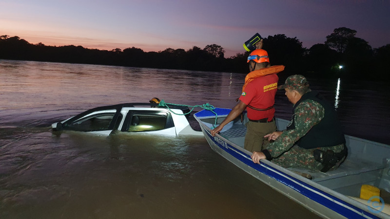 Fiat Touro submersa nas aguas do Rio Taquari (Foto: PC de Souza)