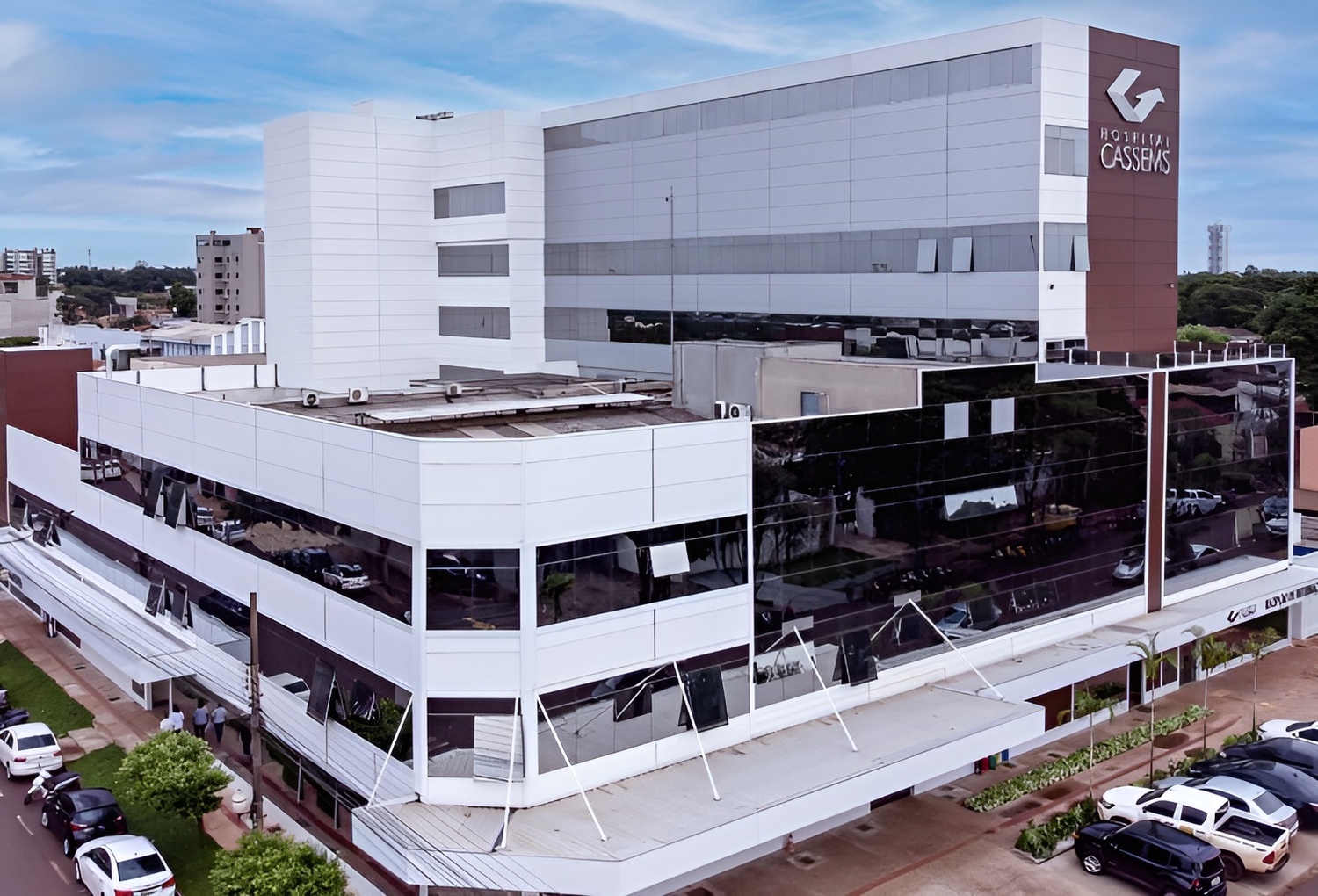 Maior Unidade Hospitalar da Rede O Hospital de Dourados é agora a maior unidade da CASSEMS, com instalações modernas e humanizadas.