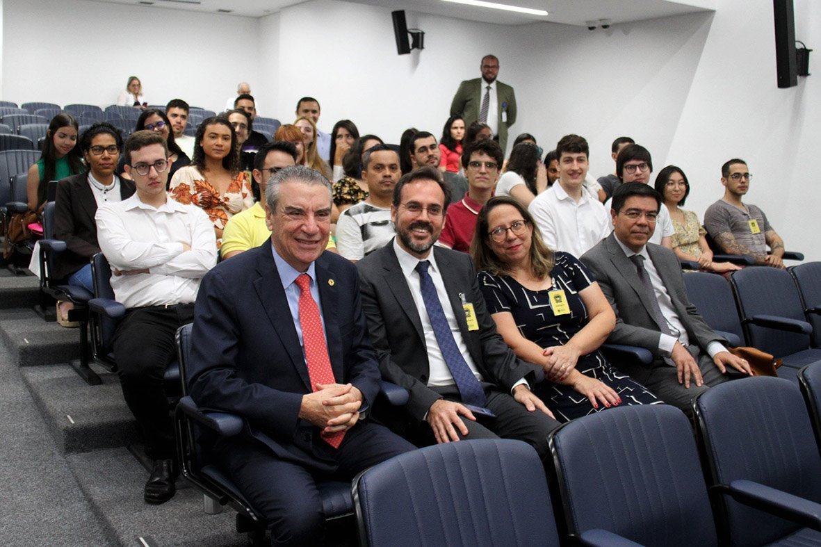 Deputado Paulo Corrêa e Luís Henrique Volpe com os visitantes esta manhã