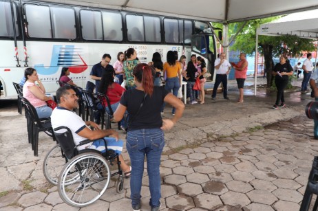 Nem a manhã nublada e chuvosa não impediu a participação do público que aproveitou para buscar os serviços não apenas do ônibus e da Van dos juizados