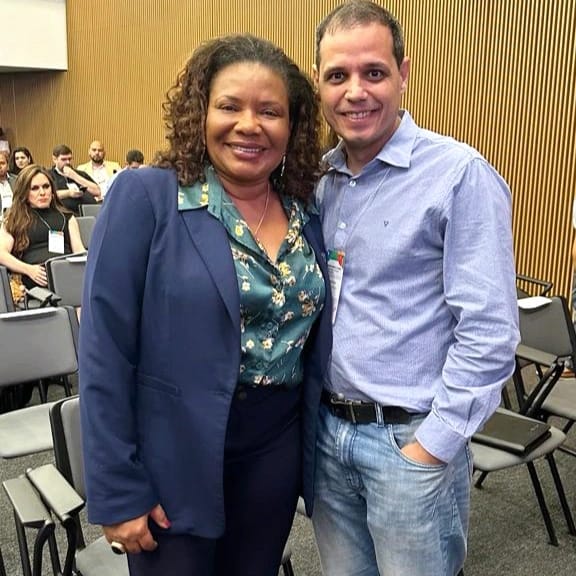 A ministra Margareth Menezes e o O chefe da Coordenadoria Jurídica da PGE na Fundação de Cultura do Estado, João Cláudio dos Santos