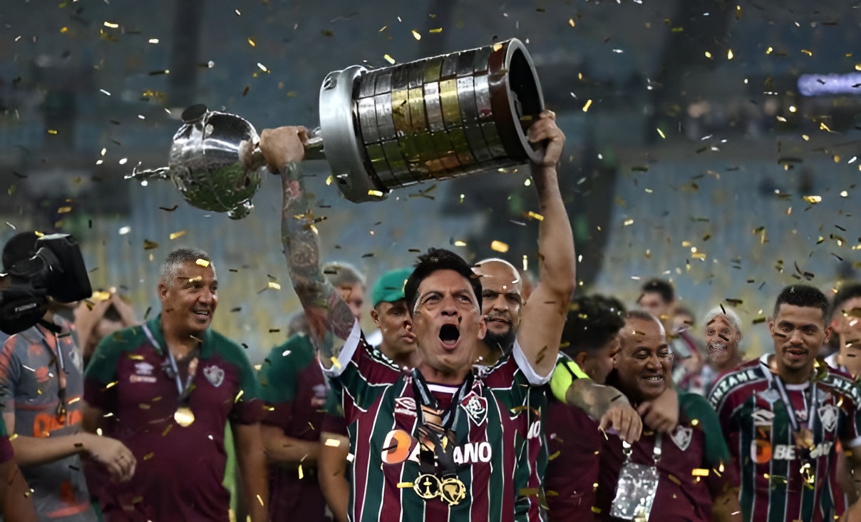 Germán Cano levanta o troféu da Libertadores após a conquista do Fluminense sobre o Boca Juniors no Maracanã