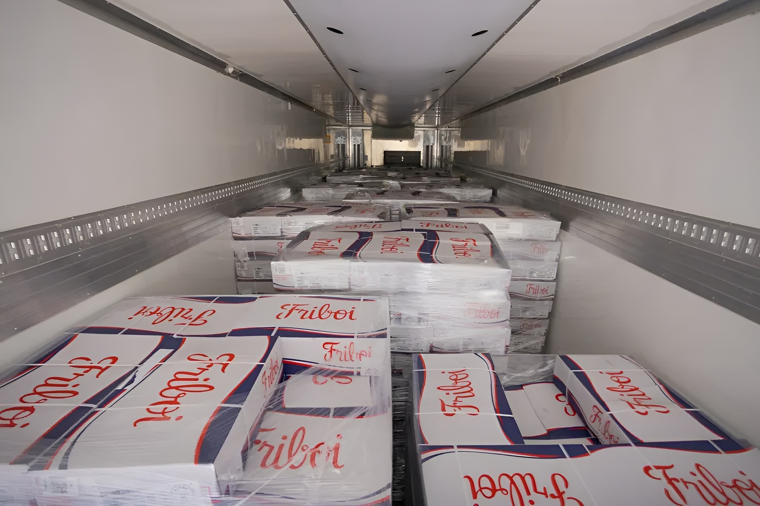 Primeira Carga: Carne Bovina: A carga inicial consiste em carne bovina produzida no Mato Grosso do Sul, destinada ao Chile.