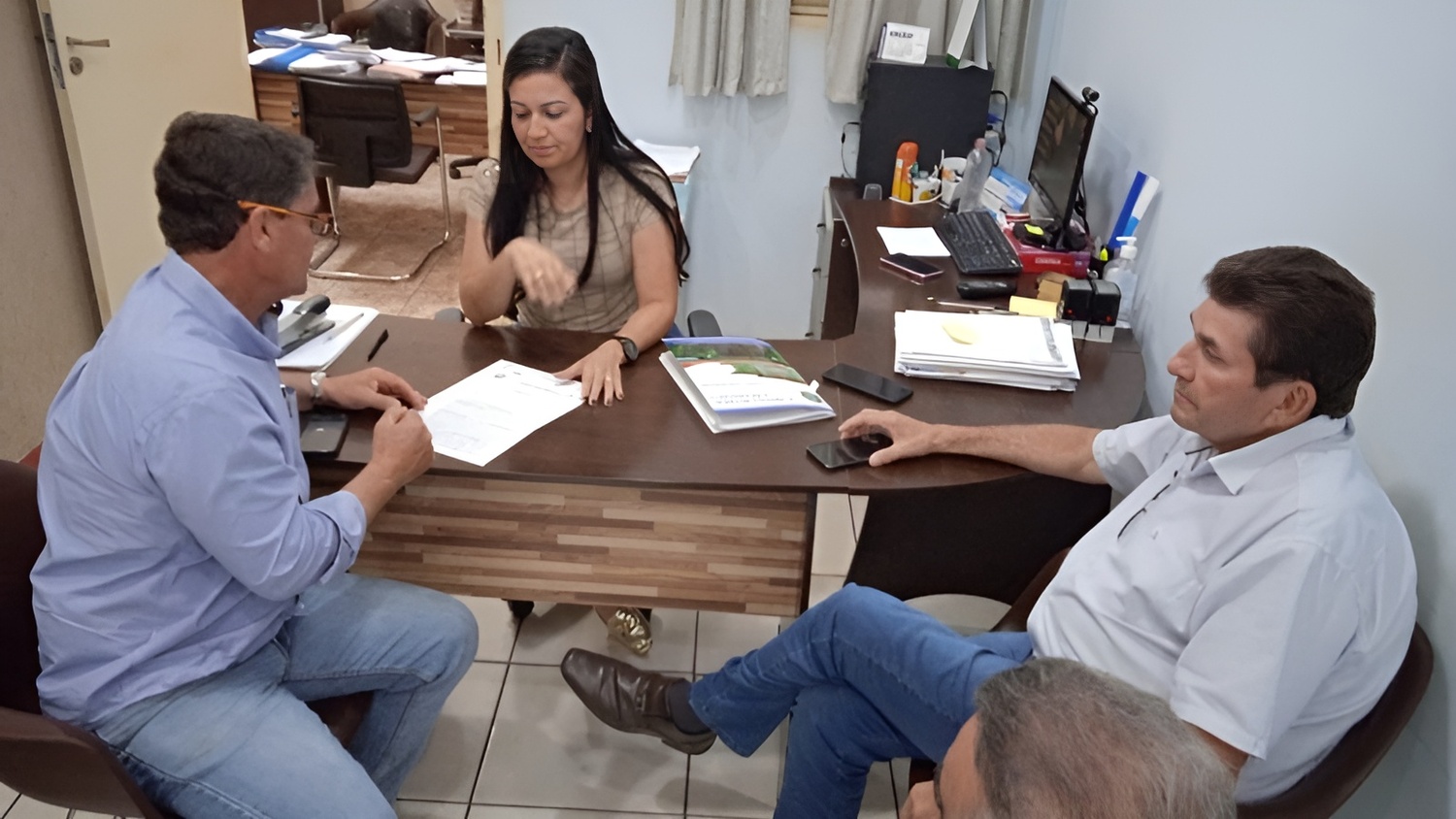 Liderança Firme: O prefeito Toninho da COFAPI lidera o esforço em direção ao crescimento da cidade.