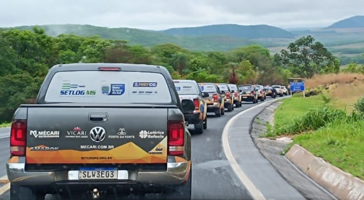 As caminhonetes seguem pela expedição