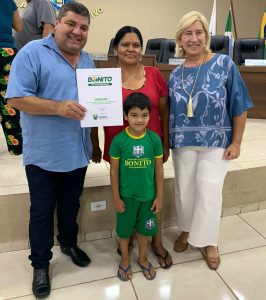 Maria do Carmo e prefeito de Bonito entregam títulos