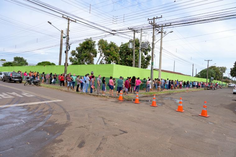 Desde muito cedo a fila já era grande para aguardar a abertura do portão