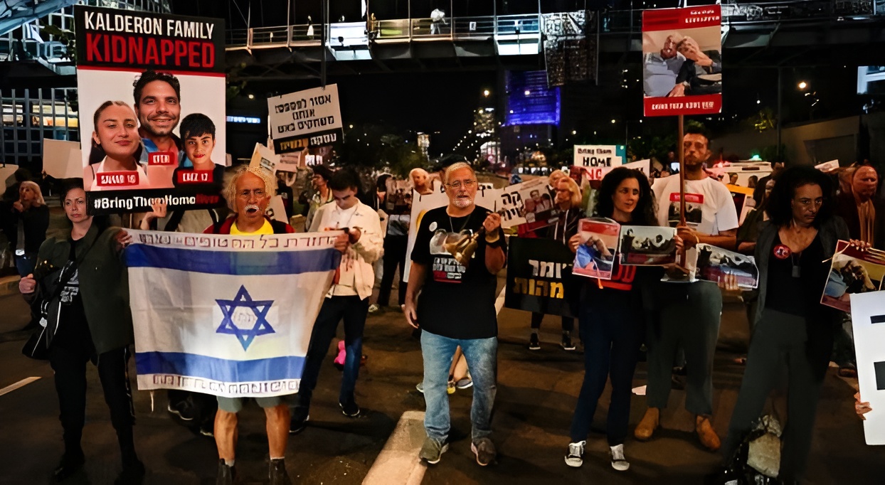 Famílias e amigos dos reféns presos em Gaza realizam protesto em Tel Aviv, Israel, para pedir a aprovação do acordo, em 21 de novembro 2023