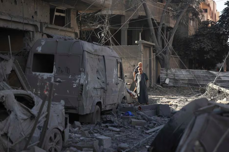 Imagem mostra edifícios destruídos no campo de refugiados de Nuseirat nesta quinta-feira, 17. Israel distribuiu panfletos em Gaza alertando sobre bombardeios.
