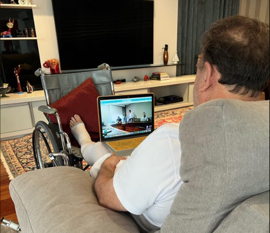 Ratinho após operação no joelho em fevereiro.