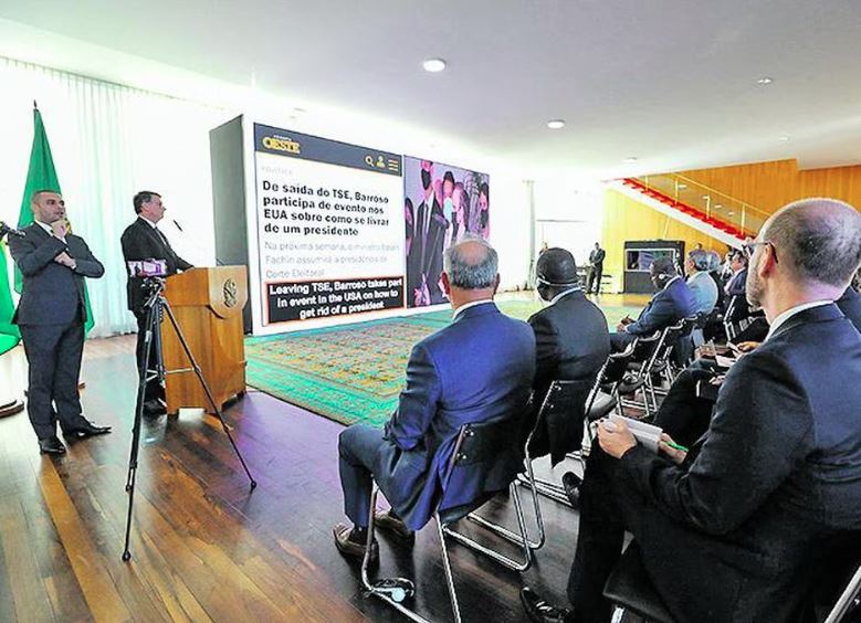 Na reunião com embaixadores do mundo todo, em julho de 2022, Bolsonaro atacou o sistema eleitoral brasileiro e questionou a idoneidade das urnas