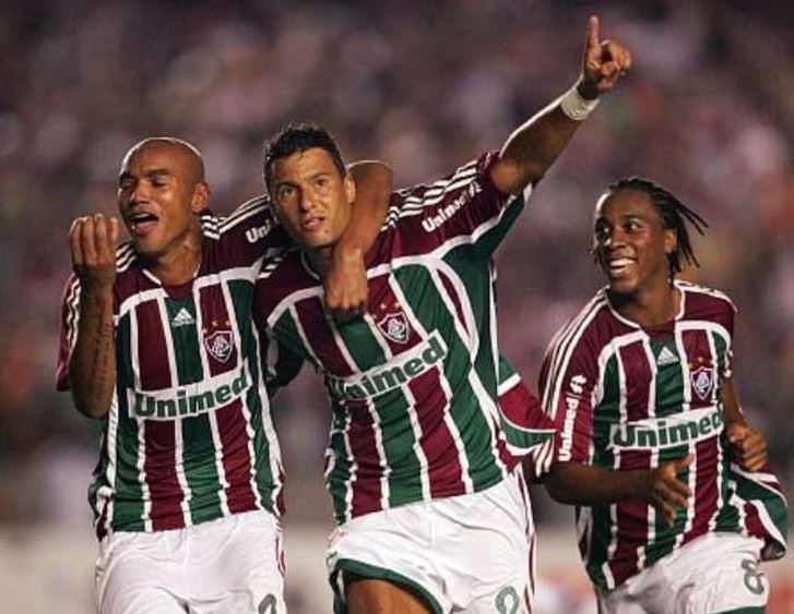 Washington (centro) comemora gol com Arouca (dir) e Luiz Alberto