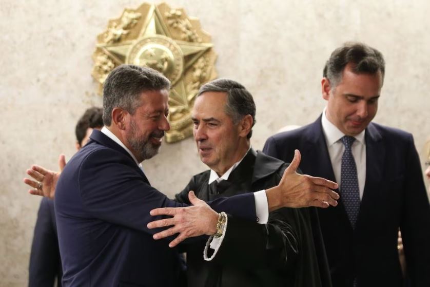 Luís Roberto Barroso na cerimônia de posse como presidente do Supremo, ao lado de Arthur Lira (esq.) e Rodrigo Pacheco (dir.) 