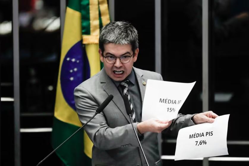 Líder do governo no Congresso, Randolfe Rodrigues (sem partido-AP) subiu à tribuna para responder às críticas do líder da oposição, Rogério Marinho (PL-RN)