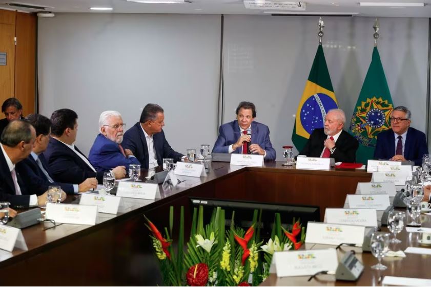 Às vésperas da votação da reforma, Lula se reuniu com o relator, ministros e lideranças do Senado pra tratar da proposta