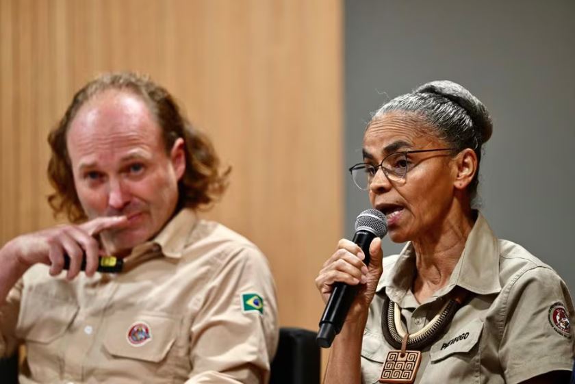 Marina Silva fala sobre medidas de combate a queimadas na Amazônia ao lado do presidente do Ibama, Rodrigo Agostinho