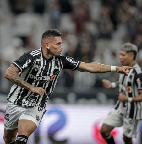 Paulinho, novo artilheiro do Brasileirão, comemora seu gol contra o Corinthians