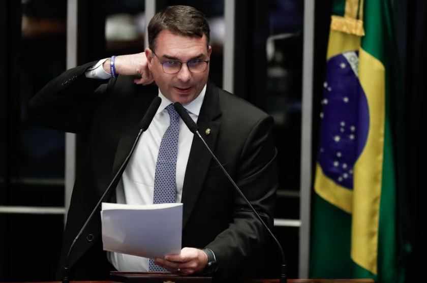 Senador Flávio Bolsonaro (PL-RJ) afirma que o sócio está usando a exposição do episódio para pressioná-lo a pagar por dívida que 'não existe'