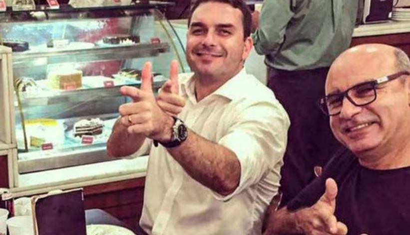 O ex-assessor de Flávio, Fabrício Queiroz (dir.) é suspeito de ter comandado o esquema de 'rachadinhas' que operava no gabinete do senador, que era deputado na época. De acordo com o MP, a loja de chocolates era uma das vias pelas quais o dinheiro era lav