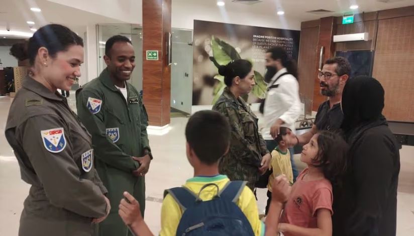 Membros da Força Aérea Brasileira (FAB) recepcionam os brasileiros no Cairo, capital do Egito