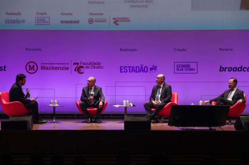 Gilmar Mendes, Gianpaolo Poggio Smanio, diretor da Faculdade de Direito da Mackenzie, e Ricardo Campos, docente da Goethe Universität Frankfurt am Main, em painel sobre as cortes constitucionais e a qualidade da democracia