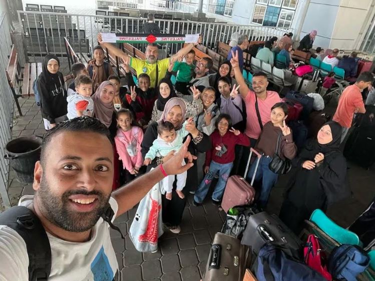Hasan Rabee com grupo de brasileiros na fronteira com o Egito 