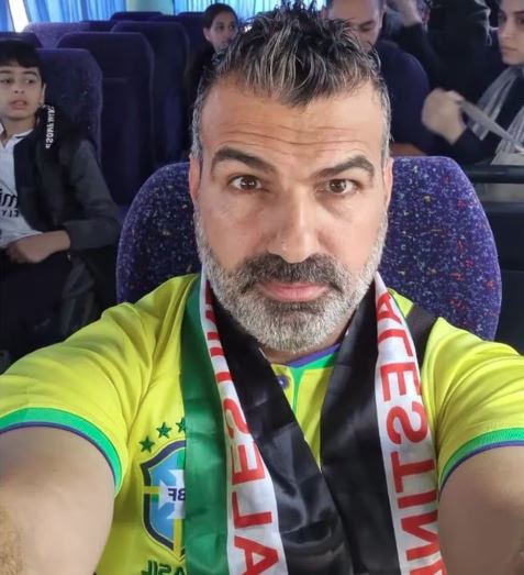 Imagem mostra Ahmad El Ajrami no ônibus para sair da Faixa de Gaza em direção ao Egito, no domingo, 12. Ajrami morava em Cuiabá antes de voltar para Gaza