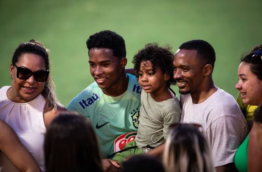 Da esquerda para a direita: Cintia (mãe), Endrick, Noah (irmão), Douglas (pai), Lavínia (irmã)