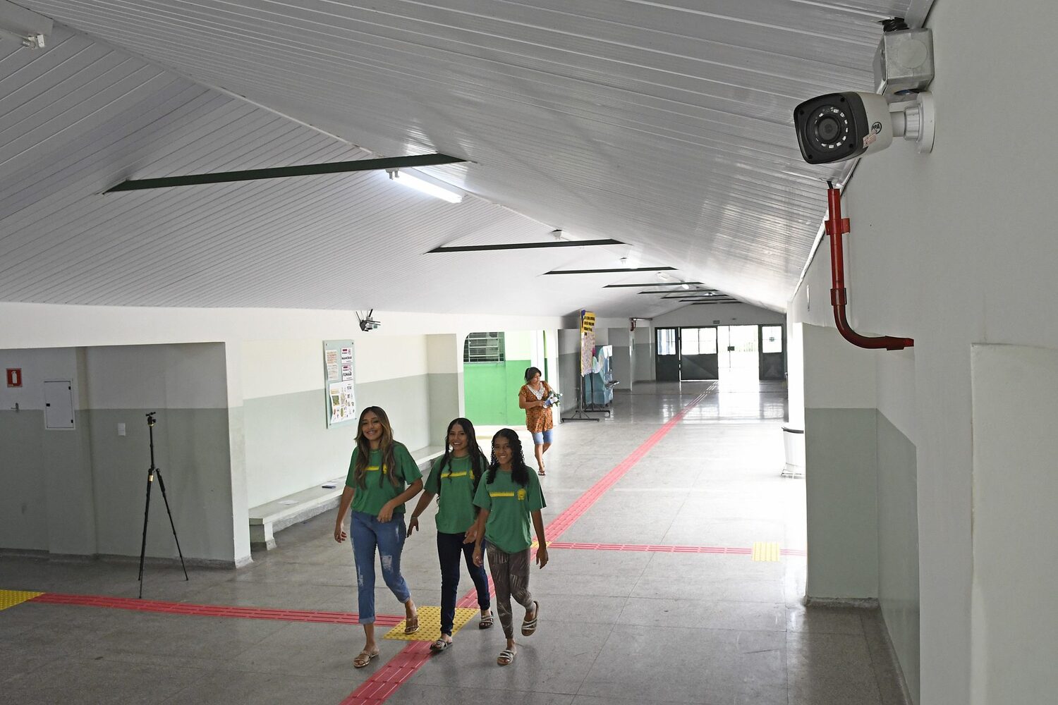 A escola é equipada com câmeras para garantir a segurança dos alunos