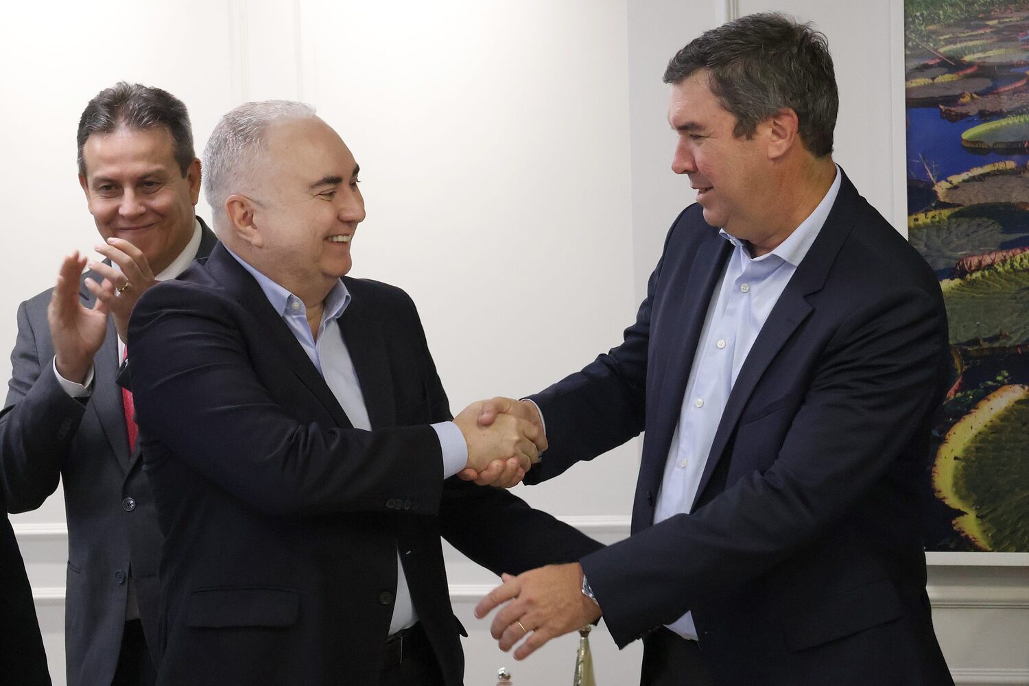 O presidente do TJMS cumprimenta o governador Eduardo Riedel
