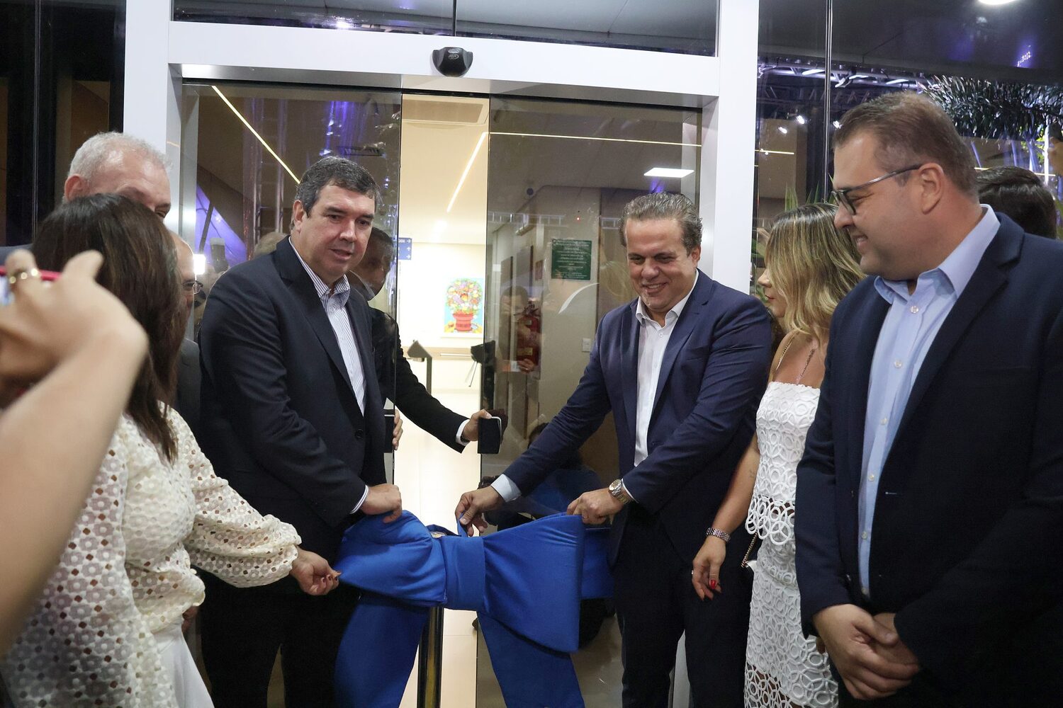 O governador Eduardo Riedel e o presidente da Cassems, Ricardo Ayache cortam a fita inaugurando o novo hospital