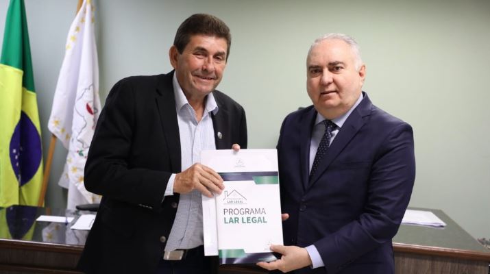 O presidente do Tribunal de Justiça de Mato Grosso do Sul, Des. Sérgio Fernandes Martins e o prefeito de Inocencia, Toninho da Cofapi