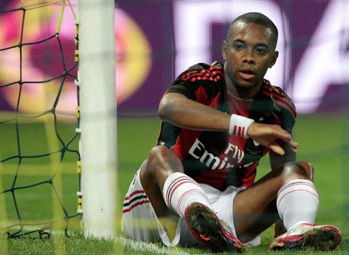 Robinho entregou seu passaporte e aguarda julgamento do STJ 