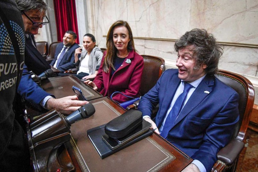 Foto fornecida pelo Senado da Argentina mostrando o líder da força política La Libertad Avanza, Javier Milei. Em uma sessão presidida pela vice-presidente, Cristina Fernández, a Assembleia Legislativa da Argentina aprovou na quinta-feira por unanimidade