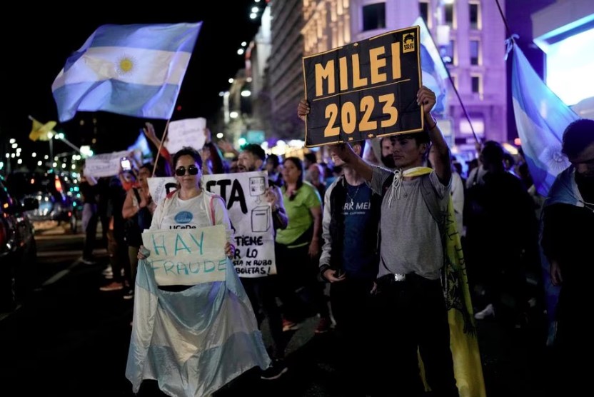 Apoiadores de Javier Milei em Buenos Aires, Argentina, 29 de outubro de 2023.  