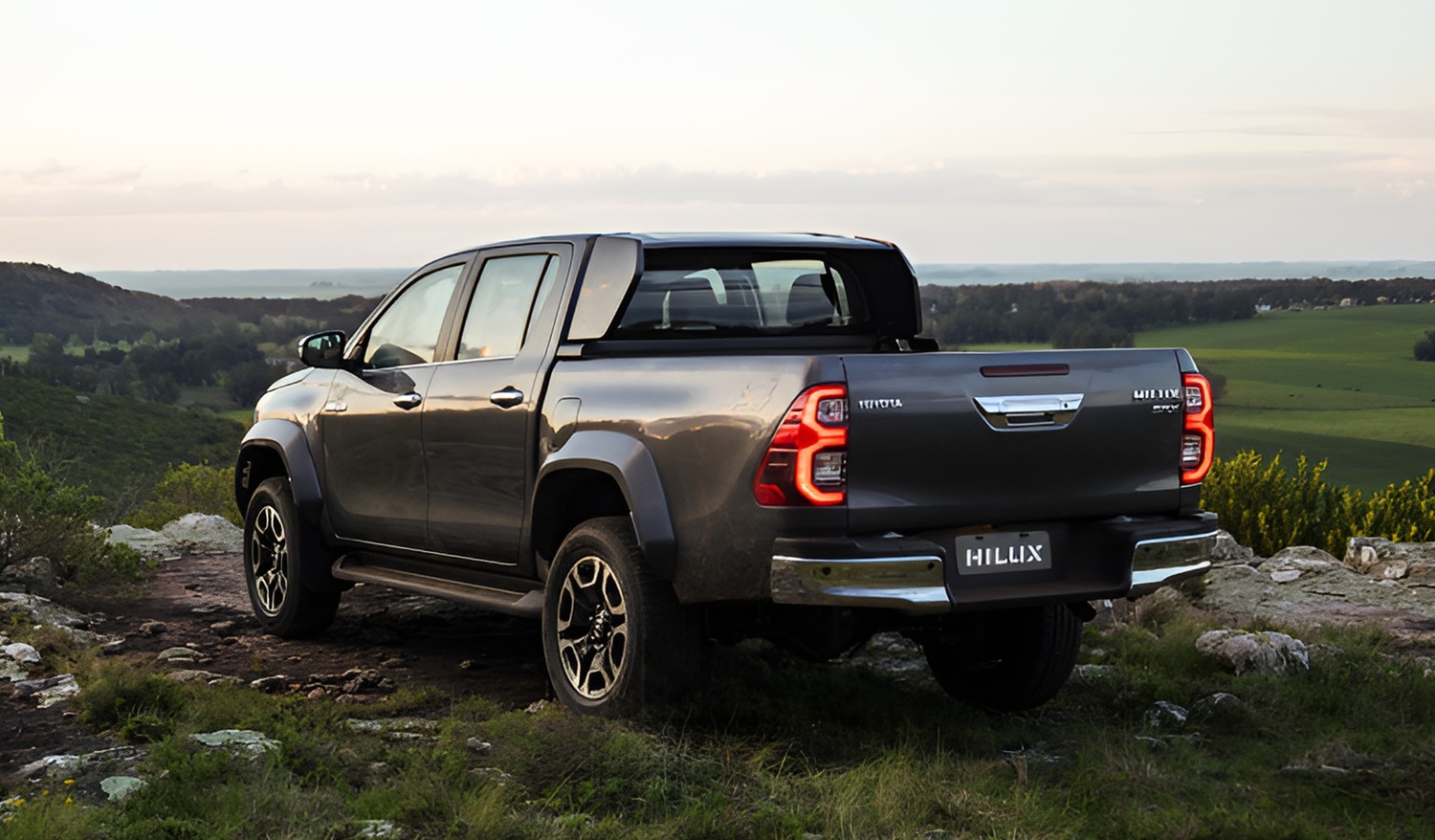 Design Atualizado: A nova Hilux SRX Plus apresenta um design atualizado, com mudanças que incluem eixos mais largos e uma nova suspensão.