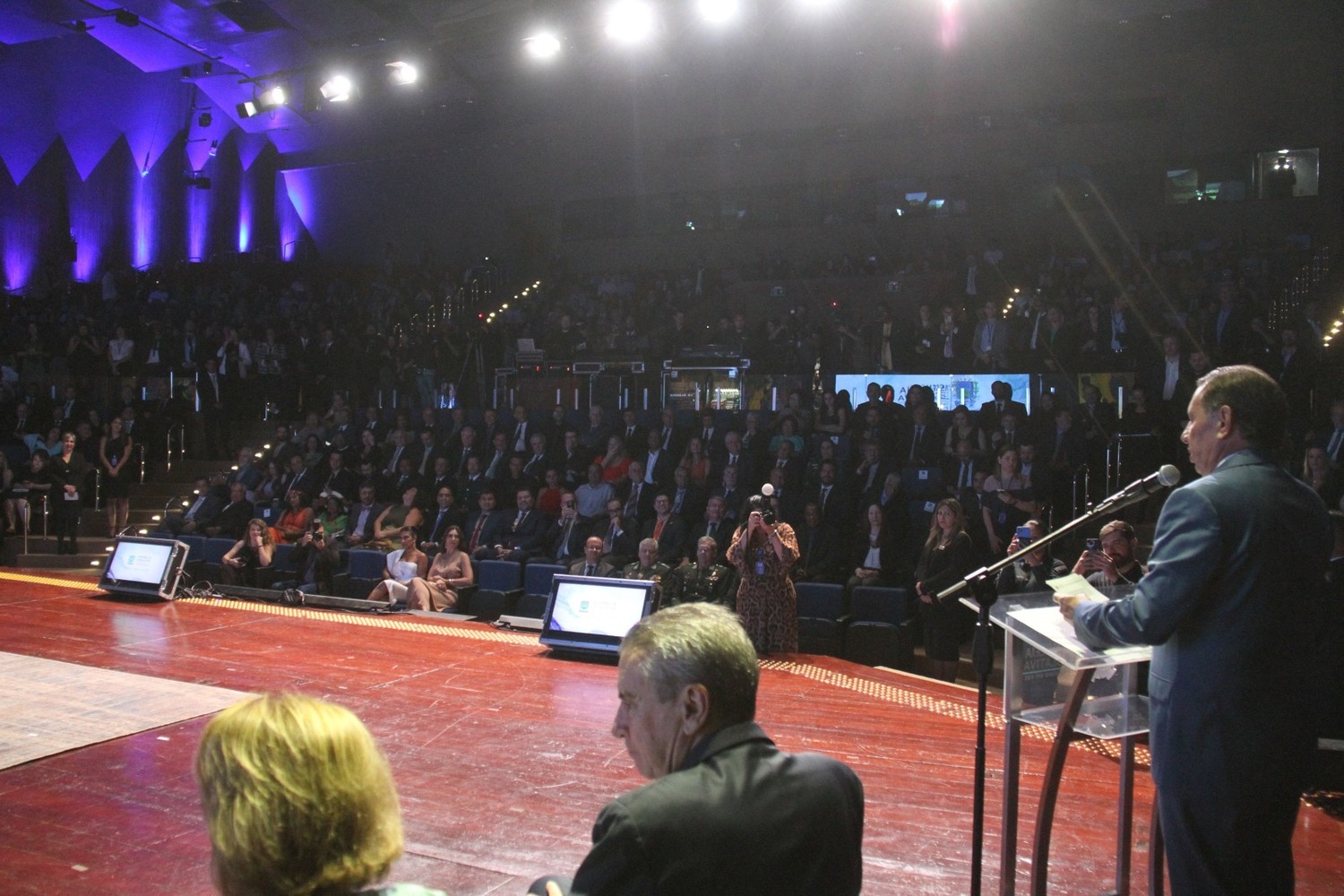 O presidente da ALEMS discursa durante a sessão solene de entrega de homenagens a 81 personalidades, realizada no Centro de Convenções Arquiteto Rubens Gil de Camilo